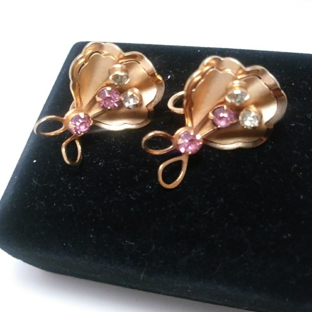 Vintage rose gold like earrings.